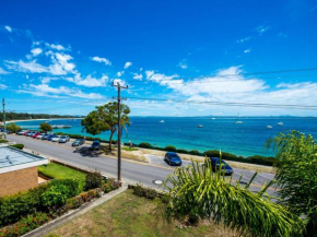 Castaways Unit 8 17 Shoal Bay Road